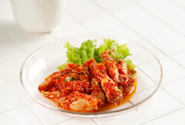 Sambal Cumi Asin o calamari salati piccanti piatto tradizionale quotidiano indonesiano su tavola di legno