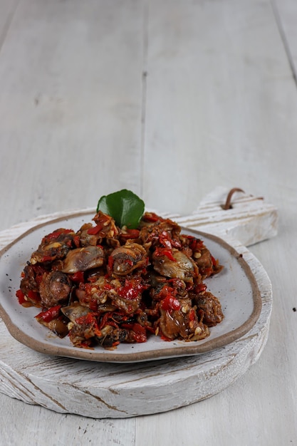 Sambal Kerang Balado Un piatto popolare di ostrica saltata in padella con pasta di peperoncino di Padang Indonesia