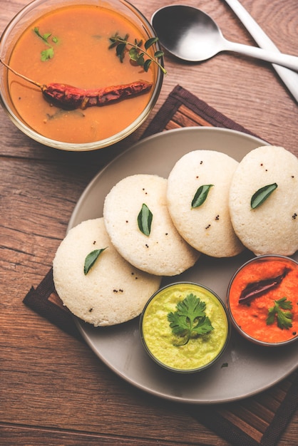 Sambar o Idli pigramente con Sambhar e chutney verde e rosso. Colazione popolare del sud dell'India