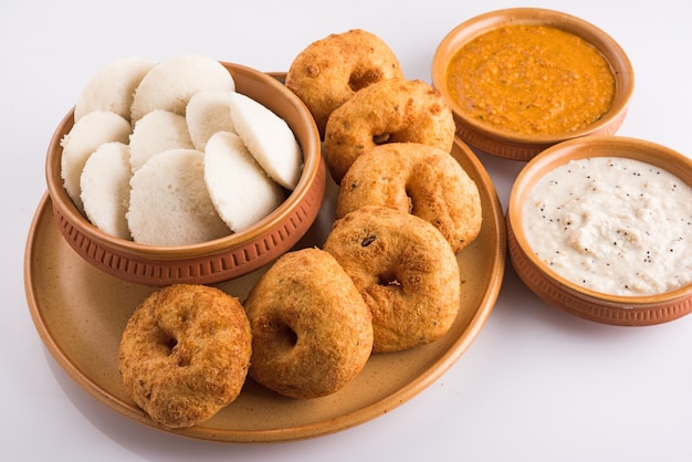 Sambar Vada & Idli un cibo del sud dell'India servito con cocco e chutney di pomodoro rosso