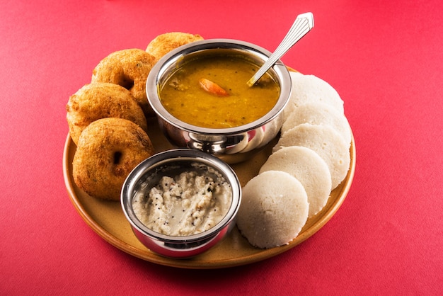 Sambar Vada & Idli un cibo del sud dell'India servito con cocco e chutney di pomodoro rosso