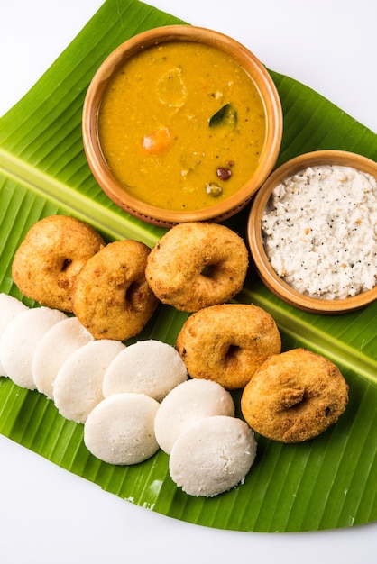 Sambar Vada & Idli un cibo del sud dell'India servito con cocco e chutney di pomodoro rosso