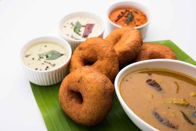 Sambar vada o Medu Vada, un popolare cibo dell'India meridionale servito con chutney di cocco verde, rosso e su sfondo lunatico. Messa a fuoco selettiva