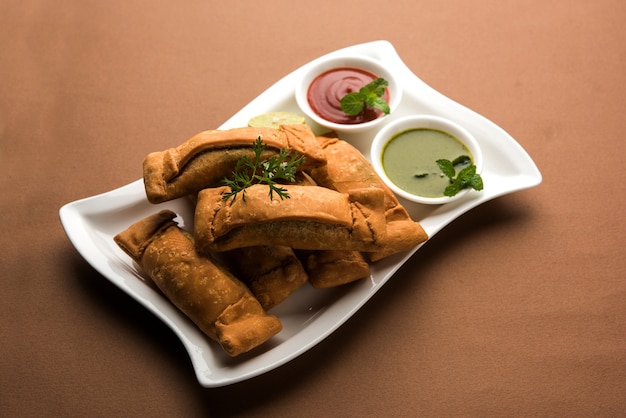 Sambar Vadi o pakora al coriandolo con ketchup e chutney di menta