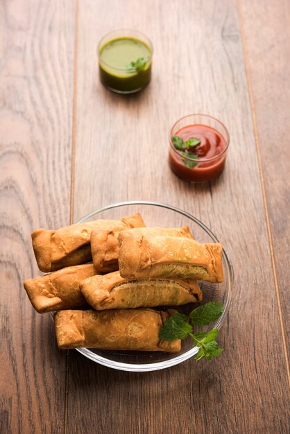 Sambar Vadi o pakora al coriandolo con ketchup e chutney di menta