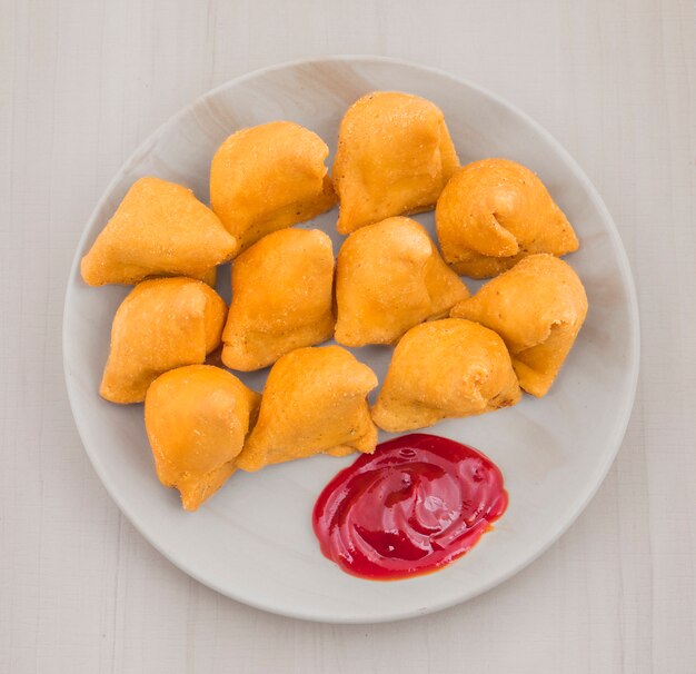 Samosa con chutney rosso dolce