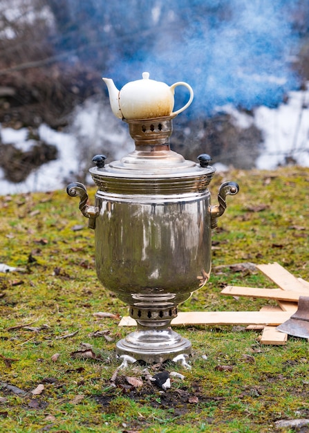 Samovar bollente, picnic all'aperto con tea party