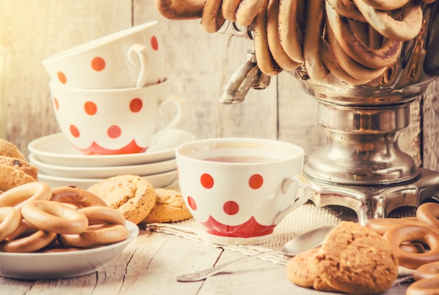 Samovar e tè con bagel. Messa a fuoco selettiva