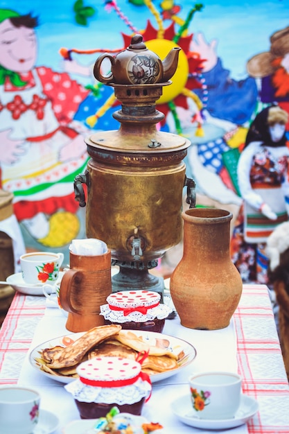 Samovar sul tavolo accanto a piatti rustici