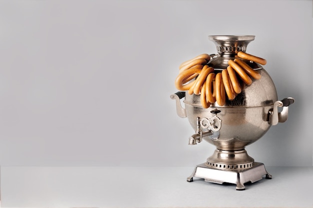 Samovar sul tavolo con un mucchio di bagel copia spazio