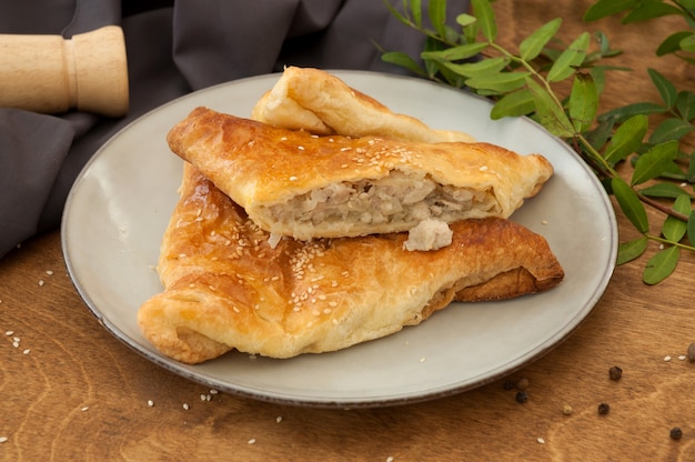 Samsa di pasta sfoglia con pollo. piatto orientale nazionale