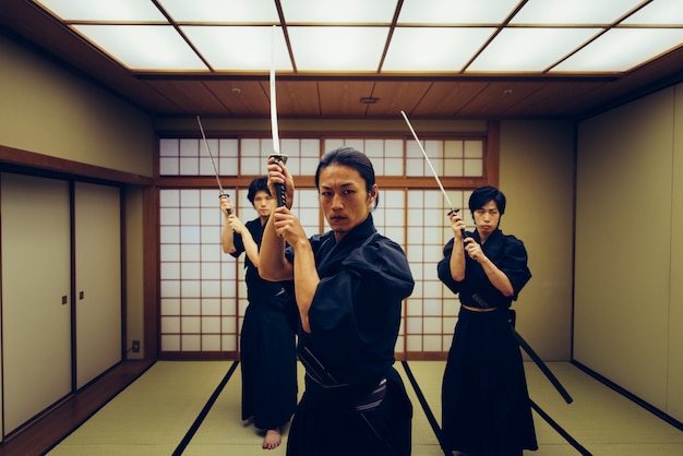 Samurai si allena in un tradizionale dojo, a Tokyo