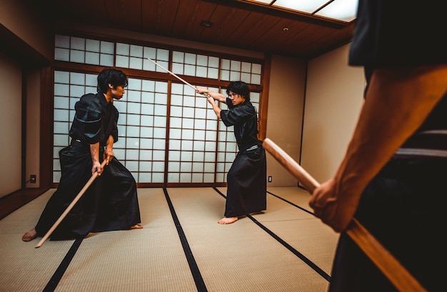 Samurai si allena in un tradizionale dojo, a Tokyo