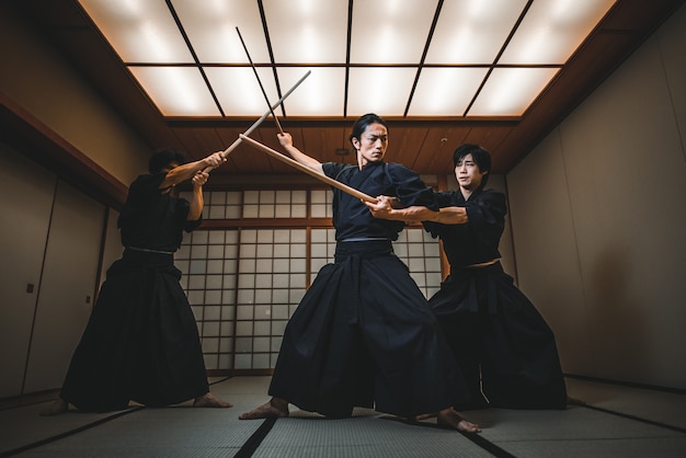 Samurai si allena in un tradizionale dojo, a Tokyo