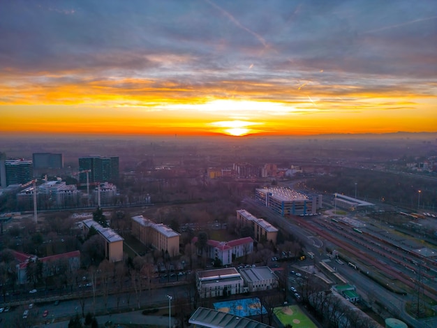 San Donato Milanese città in Italia con bellissimo tramonto paesaggio urbano da drone Italia Lombardia Milano