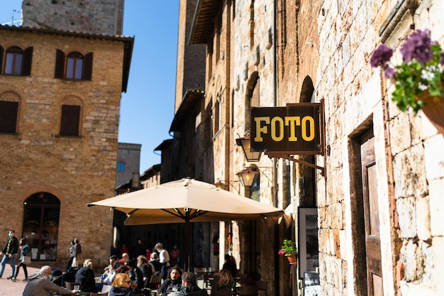 San Gimignano Italia 01 maggio 2021 vista di un'accogliente strada nel centro storico di San Gimignano nella giornata di sole Toscana