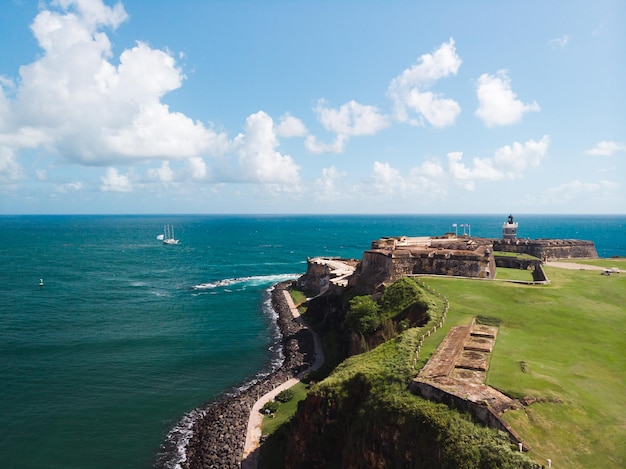 San juan el morro paesaggio della fortezza del castello di san Felipe con un faro da puerto rico