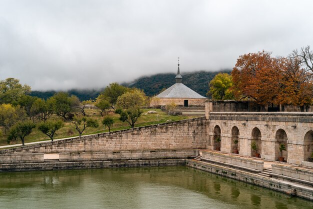 San Lorenzo de El Escorial, Spagna in una giornata uggiosa