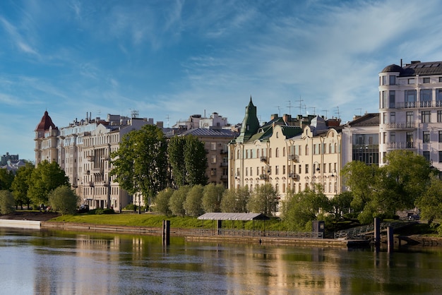 San Pietroburgo, Russia - 03 giugno 2021: Le case sull'argine si riflettono nel fiume Srednyaya Nevka di San Pietroburgo