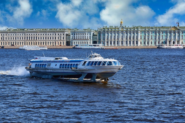 San Pietroburgo, Russia - ÃƒÂ Ã‚ÂœÃƒÂ Ã‚Â°ÃƒÂ Ã‚Â¹ 09, 2021: La nave meteora naviga lungo il fiume Neva a San Pietroburgo