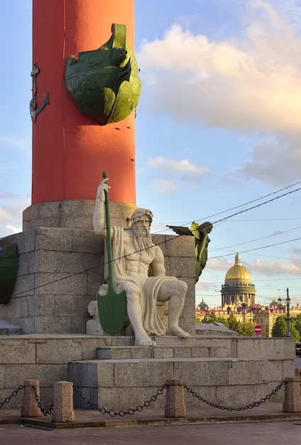 San Pietroburgo Russia09032020 la scultura della colonna rosstralny