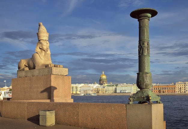 San Pietroburgo Russia09032020 Sfinge sulla Colonna della Neva sul parapetto in granito