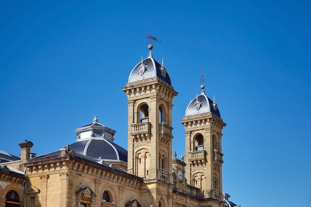 San Sebastian (Donostia), Paesi Baschi, Spagna: frammento della facciata dell'edificio del municipio