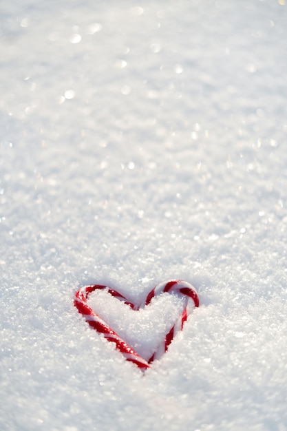 San Valentino amore banner web romantico con cuore di caramella rossa su sfondo bianco neve San Valentino