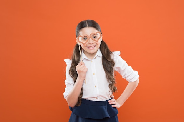 San Valentino bambino con occhiali da festa cuore bambino intelligente intelligente torna a scuola amore divertente studio giorno della conoscenza infanzia felice piccola studentessa amante della scuola ragazza della scuola in uniforme