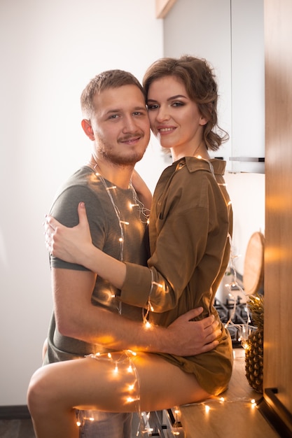 San Valentino. Belle coppie amorose che baciano e si divertono in cucina a casa.