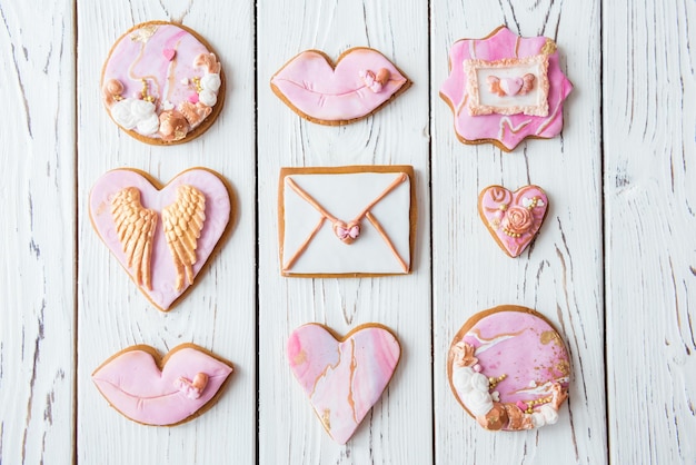 San Valentino biscotti cuori busta labbra su sfondo bianco