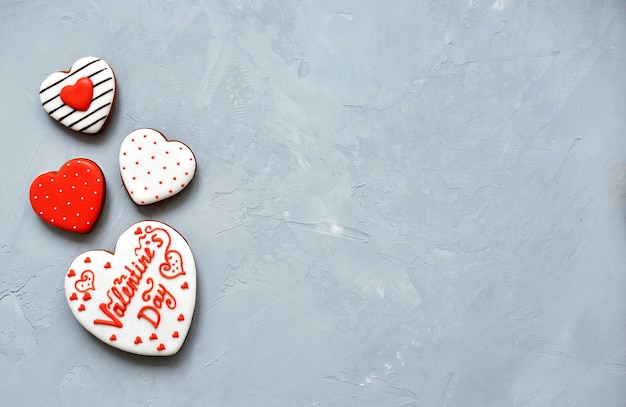 San Valentino Biscotti fatti in casa su fondo grigio Ultimate ricoperti di glassa con un bel motivo pan di zenzero.