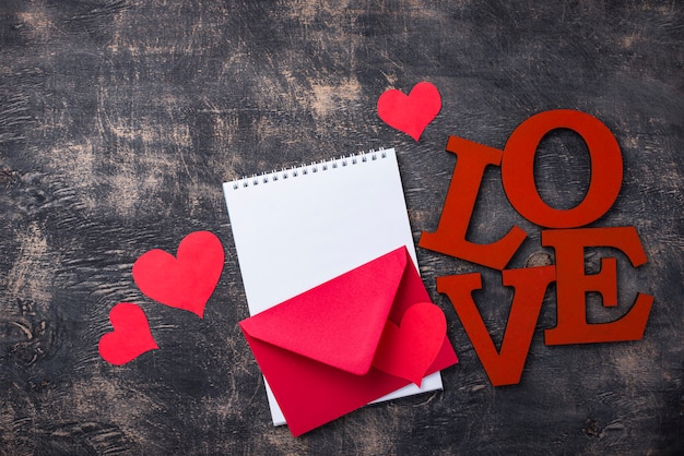 San Valentino, busta con lettere AMORE