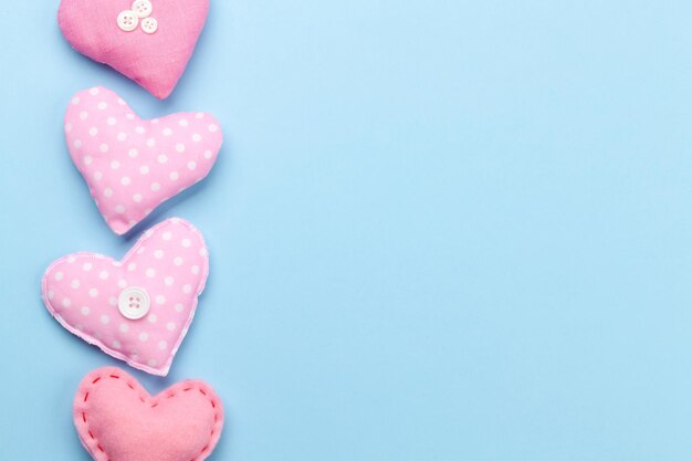 San Valentino con cuori artigianali fatti a mano su sfondo blu con spazio per la copia