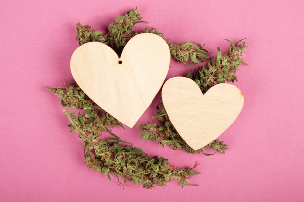 San Valentino con cuori di legno di marijuana e cannabis ricreativa