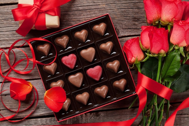 San Valentino con rose rosse e cioccolato