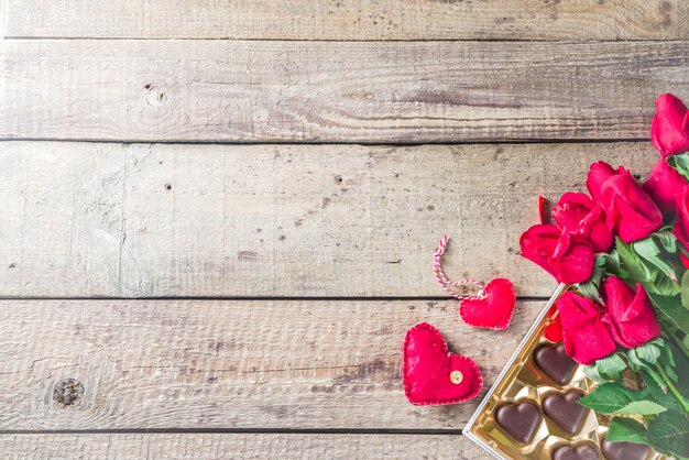 San Valentino con rose rosse e cuore di cioccolato