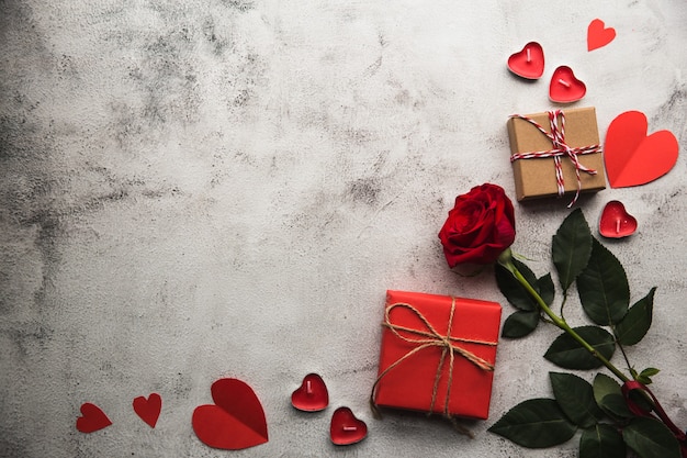 San Valentino, confezione regalo in carta kraft con nastro, cuore di carta e candele.