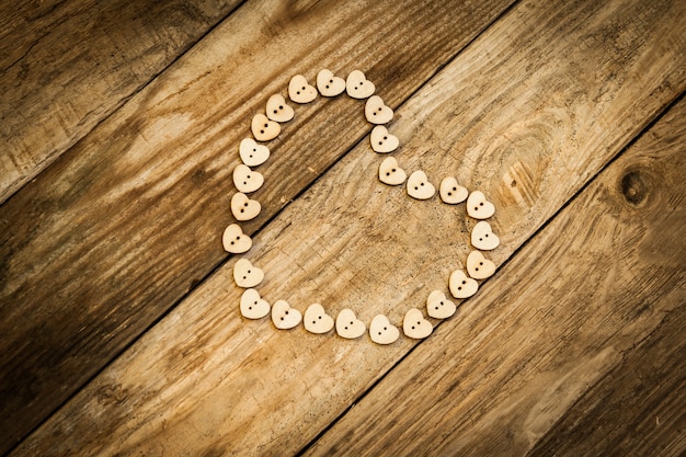 San Valentino, cuore sul tavolo di legno