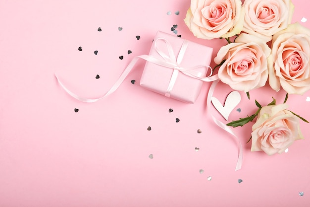 San Valentino decorazioni, bouquet e regalo su sfondo rosa