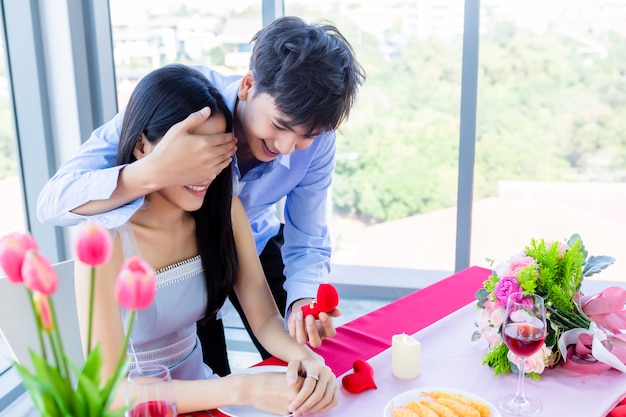 San Valentino e asiatiche Giovani felici coppie dolci concetto, asiatiche un uomo con anello di fidanzamento che presenta una proposta di matrimonio a una donna dopo pranzo In un ristorante, sposa e sposo piani di matrimonio