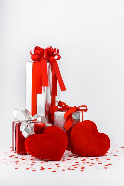 San Valentino e scatola regalo e cuscini a forma di cuore