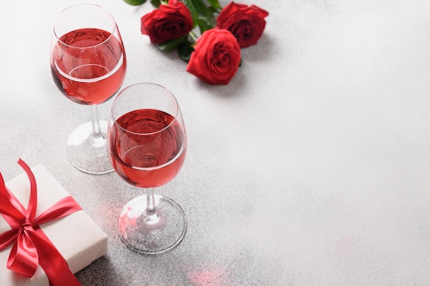 San Valentino incontri con vino rosso bouquet di fiori di rose rosse e regalo romantico