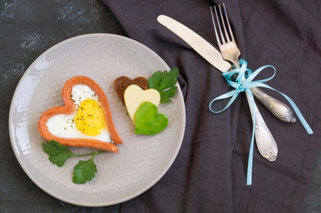 San Valentino La colazione comprende uova strapazzate con pane a forma di cuore.