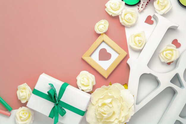 San Valentino, matrimonio, fidanzamento distesi, vista dall'alto. Presente confezione regalo, nastro, cuori, fiori di rosa, amore, carta rosa