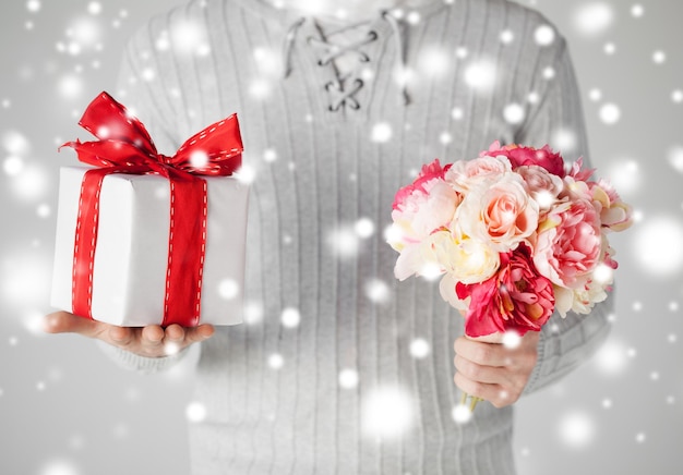 san valentino, natale, natale, inverno, concetto di felicità - uomo con bouquet di fiori e confezione regalo