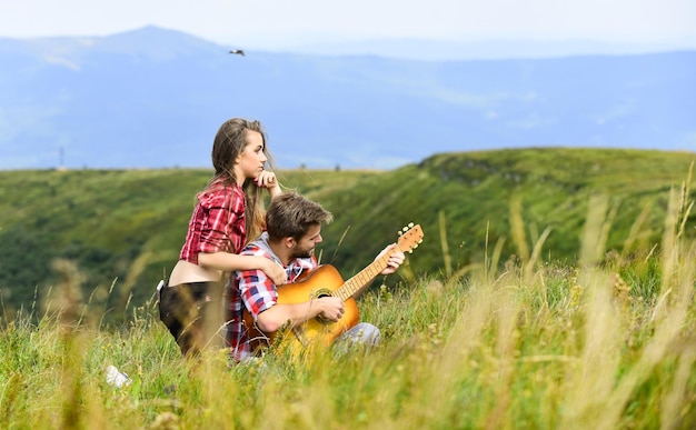 San Valentino occidentale campeggio escursionismo avventura amici felici con chitarra amicizia falò canzone musica country appuntamento romantico uomini suonare la chitarra per ragazza coppia innamorata trascorrere del tempo insieme