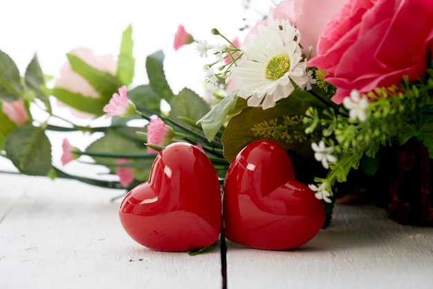 San Valentino romantico cuore rosso e bouquet di fiori colorati sulla tavola di legno bianca