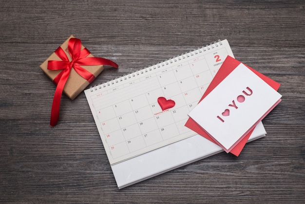 San Valentino sfondo, carta e regalo sul calendario