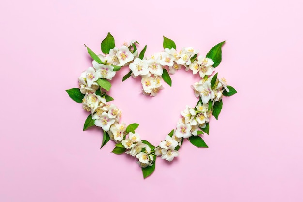 San Valentino sfondo cuore rosa Fiori di gelsomino bianco a forma di cuoreFloral biglietto di auguri